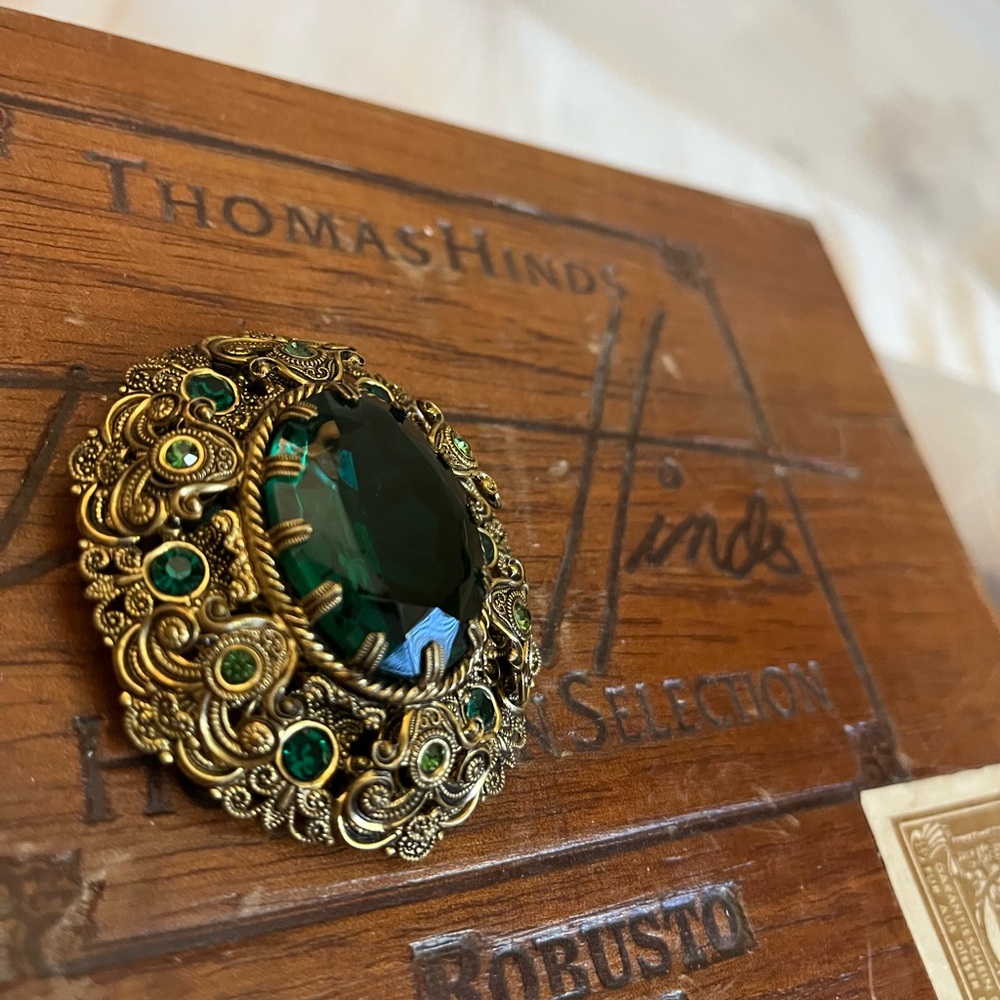 Vintage Ornate Gold and Green Gemstone Brooch - Picture 8 of 11